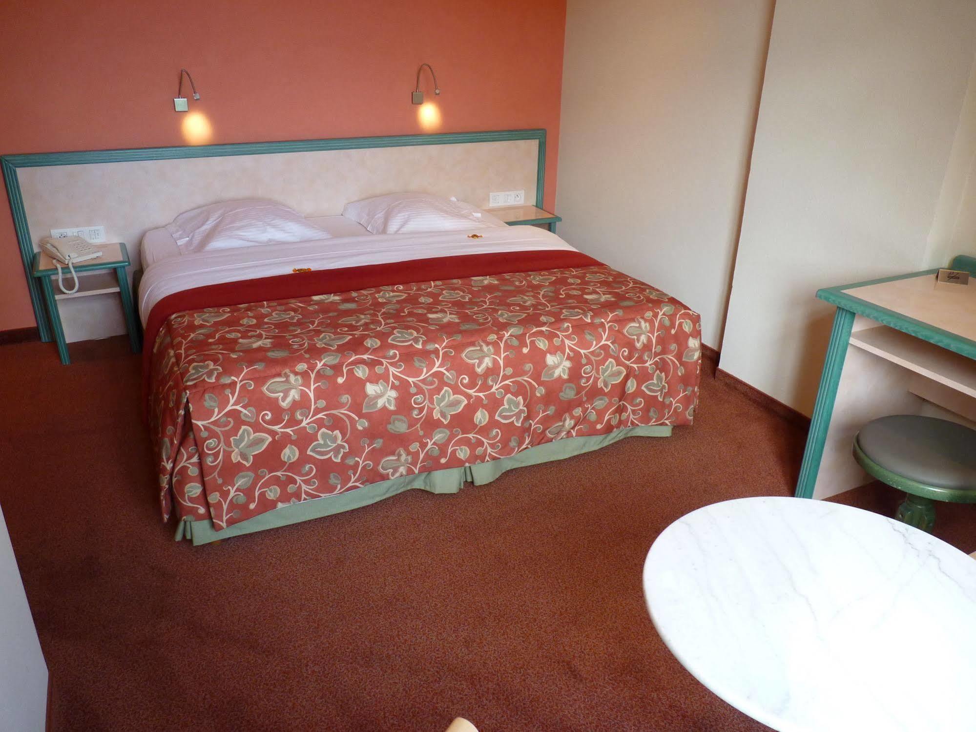 Les Tilleuls Hotel Jupille ภายนอก รูปภาพ